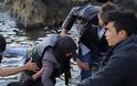 ΣΥΓΚΛΟΝΙΣΤΙΚΕΣ ΕΙΚΟΝΕΣ: Μετανάστες στα βράχια… λίγα χιλιόμετρα έξω από το λιμάνι Μυτιλήνης [photos]