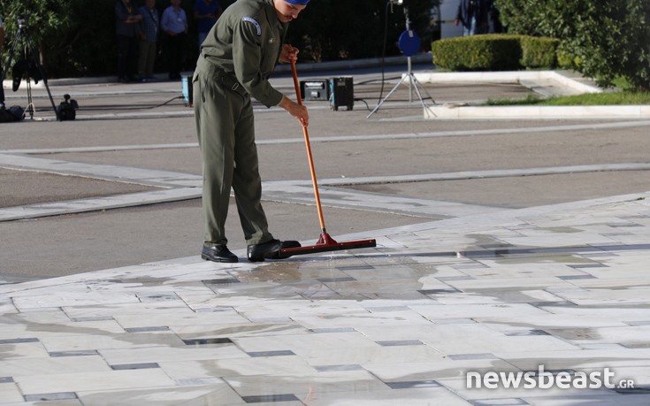 Ετοιμασίες της τελευταίας στιγμής για την άφιξη Ολάντ στο Σύνταγμα - Φωτογραφία 5