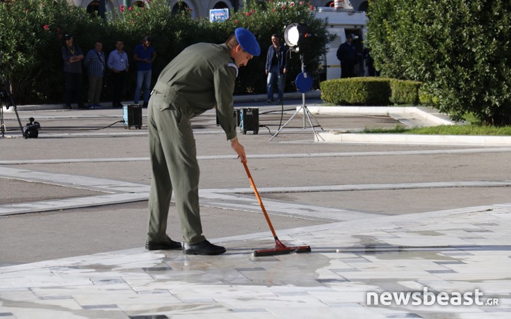 Ετοιμασίες της τελευταίας στιγμής για την άφιξη Ολάντ στο Σύνταγμα - Φωτογραφία 6