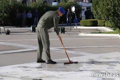 Ετοιμασίες της τελευταίας στιγμής για την άφιξη Ολάντ στο Σύνταγμα