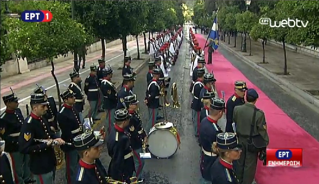 Κόκκινα χαλιά και αμέτρητοι τσολιάδες περιμένουν τον Ολάντ στο προεδρικό [photos] - Φωτογραφία 2