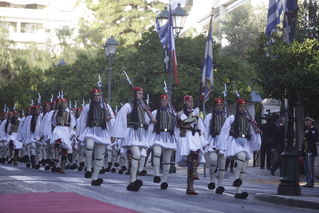 Κόκκινα χαλιά και αμέτρητοι τσολιάδες περιμένουν τον Ολάντ στο προεδρικό [photos] - Φωτογραφία 3