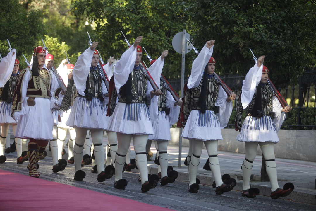 Κόκκινα χαλιά και αμέτρητοι τσολιάδες περιμένουν τον Ολάντ στο προεδρικό [photos] - Φωτογραφία 4