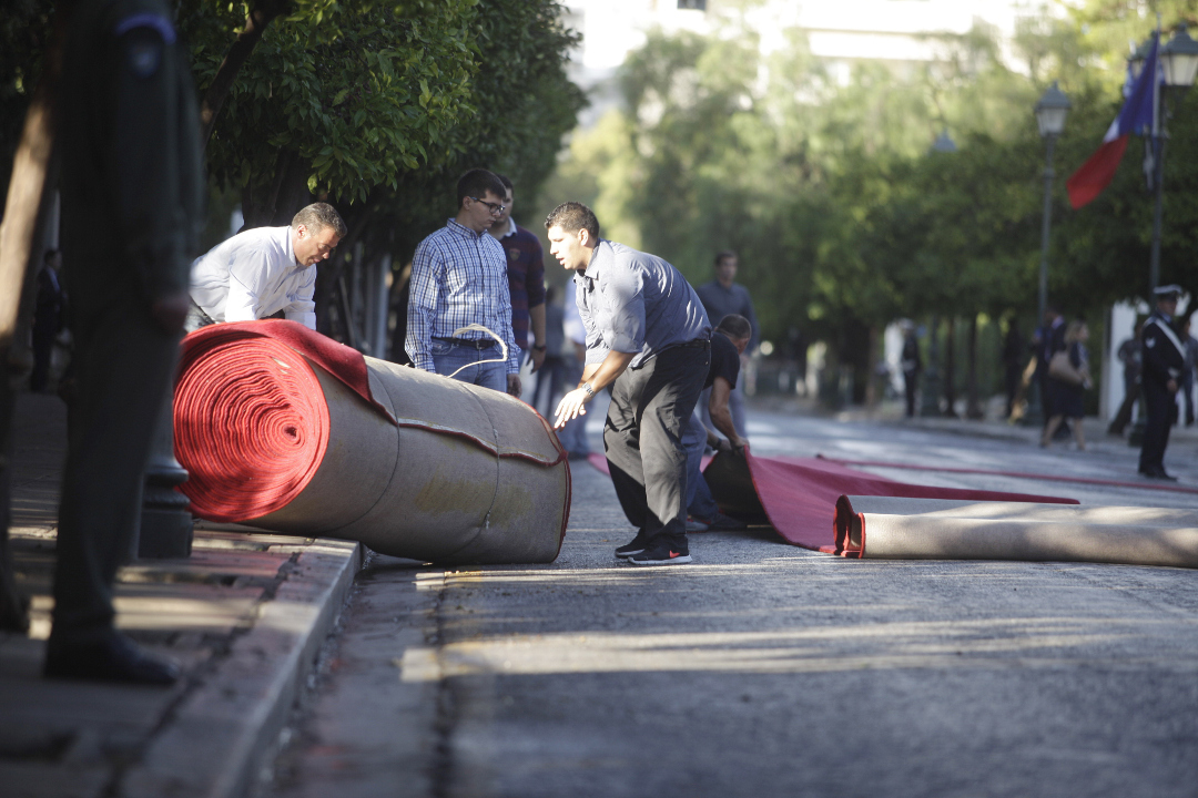 Κόκκινα χαλιά και αμέτρητοι τσολιάδες περιμένουν τον Ολάντ στο προεδρικό [photos] - Φωτογραφία 5