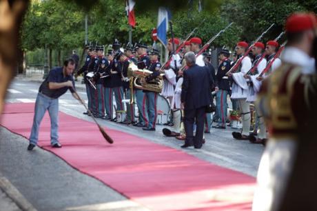 Στην Αθήνα για επίσκεψη φιλίας ο Φρανσουά Ολάντ - Έστρωσαν κόκκινα χαλιά όλη την Ηρώδου Αττικού - Δείτε φωτο - Φωτογραφία 10