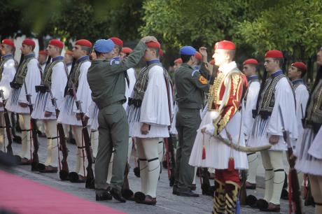 Στην Αθήνα για επίσκεψη φιλίας ο Φρανσουά Ολάντ - Έστρωσαν κόκκινα χαλιά όλη την Ηρώδου Αττικού - Δείτε φωτο - Φωτογραφία 12