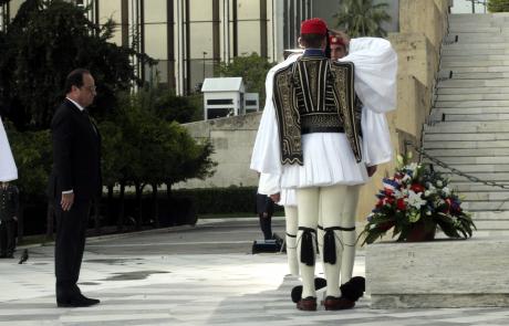 Στην Αθήνα για επίσκεψη φιλίας ο Φρανσουά Ολάντ - Έστρωσαν κόκκινα χαλιά όλη την Ηρώδου Αττικού - Δείτε φωτο - Φωτογραφία 2