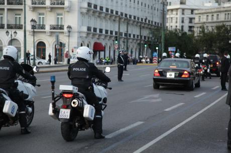 Στην Αθήνα για επίσκεψη φιλίας ο Φρανσουά Ολάντ - Έστρωσαν κόκκινα χαλιά όλη την Ηρώδου Αττικού - Δείτε φωτο - Φωτογραφία 3