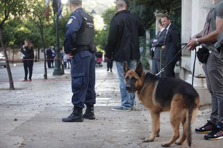 Στην Αθήνα για επίσκεψη φιλίας ο Φρανσουά Ολάντ - Έστρωσαν κόκκινα χαλιά όλη την Ηρώδου Αττικού - Δείτε φωτο - Φωτογραφία 7