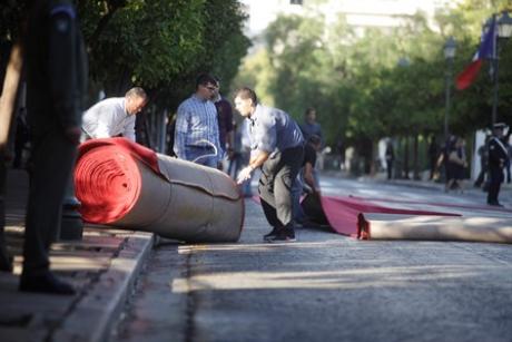 Στην Αθήνα για επίσκεψη φιλίας ο Φρανσουά Ολάντ - Έστρωσαν κόκκινα χαλιά όλη την Ηρώδου Αττικού - Δείτε φωτο - Φωτογραφία 8