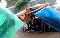 Στο ΕΛΕΟΣ της κακοκαιρίας η Λέσβος: Χιλιάδες μετανάστες ψάχνουν στέγαστρο - Σκουπίδια παντού [photos]