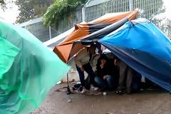Στο ΕΛΕΟΣ της κακοκαιρίας η Λέσβος: Χιλιάδες μετανάστες ψάχνουν στέγαστρο - Σκουπίδια παντού [photos]