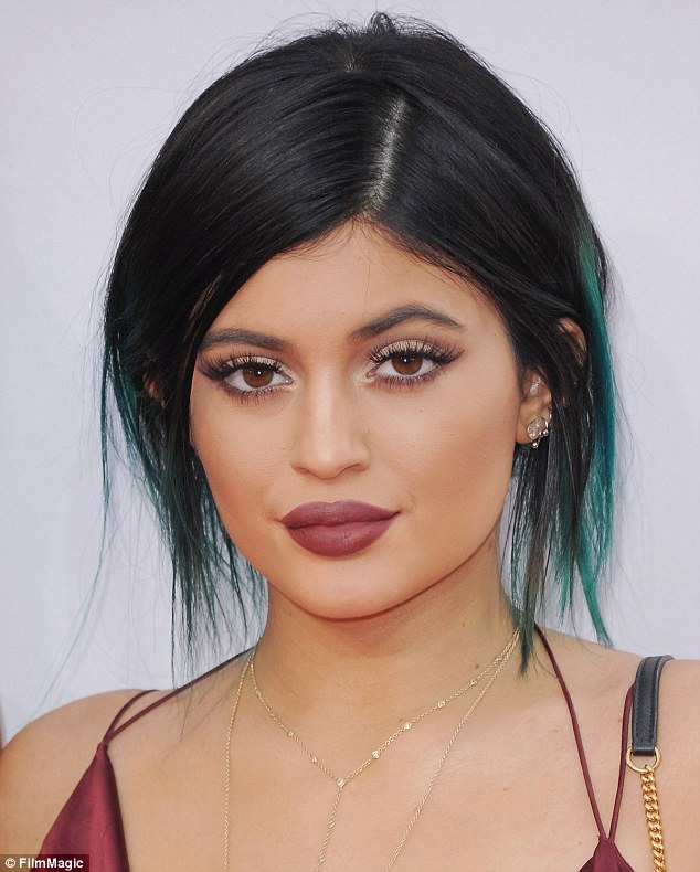 Γιατί οι γιατροί προειδοποιούν την Kylie Jenner; [photos] - Φωτογραφία 3