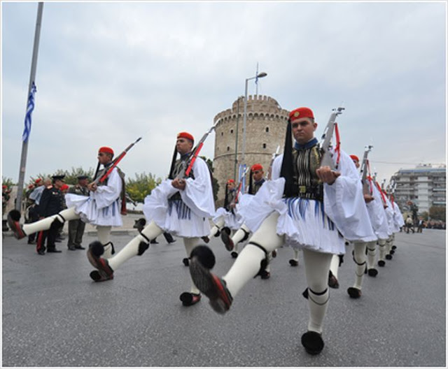Με στρατιωτικές μουσικές μπάντες, επιδείξεις στον αέρα και στο έδαφος και πορεία πλαισιώνονται οι εορτές στην Θεσσαλονικη - Φωτογραφία 1