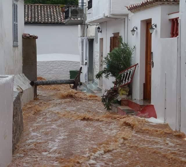 Εικόνες που κόβουν την ανάσα! Η Ύδρα πνίγηκε από την κακοκαιρία! - Φωτογραφία 2