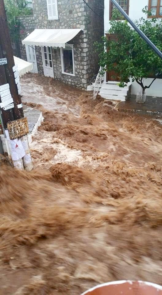 Εικόνες που κόβουν την ανάσα! Η Ύδρα πνίγηκε από την κακοκαιρία! - Φωτογραφία 4