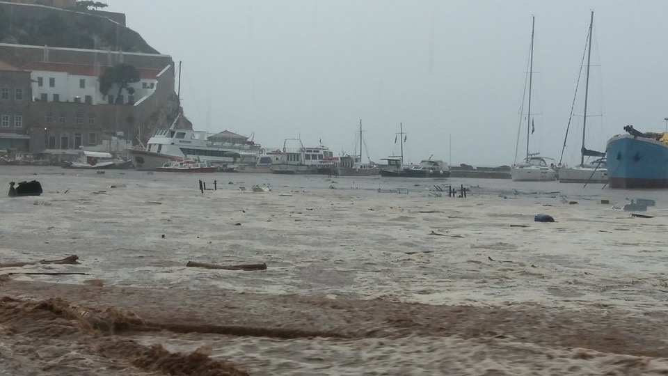 Εικόνες που κόβουν την ανάσα! Η Ύδρα πνίγηκε από την κακοκαιρία! - Φωτογραφία 7