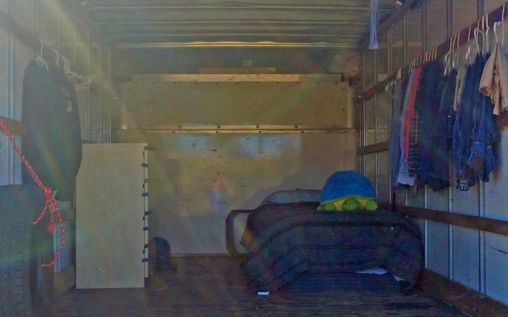 ΑΠΙΣΤΕΥΤΟ: Κοιμάται σε φορτηγό στο πάρκινγκ και δουλεύει στη Google [photo] - Φωτογραφία 3