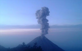 Ενεργό ηφαίστειο στο Μεξικό, καπνίζει ανάμεσα στα σύννεφα - Φωτογραφία 1