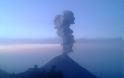 Ενεργό ηφαίστειο στο Μεξικό, καπνίζει ανάμεσα στα σύννεφα