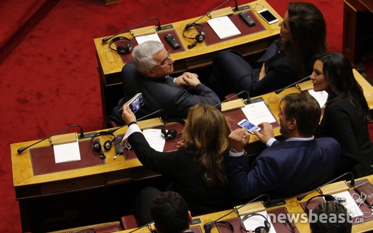 Selfies στην Βουλή πριν έρθει ο Ολάντ [photos] - Φωτογραφία 5