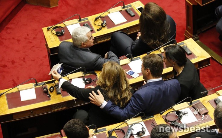 Selfies στην Βουλή πριν έρθει ο Ολάντ [photos] - Φωτογραφία 6