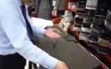 Πως να διπλώσετε ένα κουστούμι για τη βαλίτσα [video]