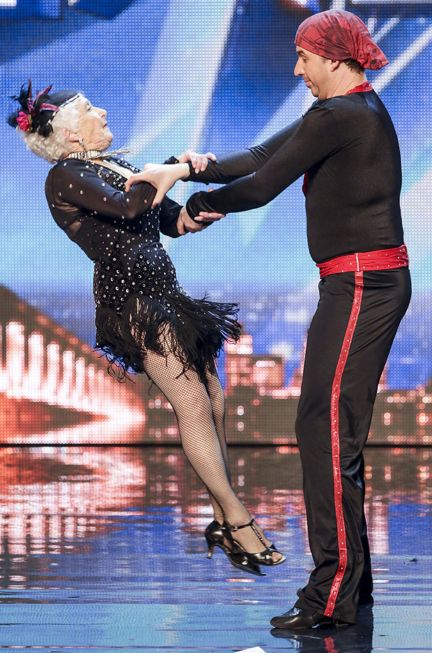 ΔΕΝ ΥΠΑΡΧΕΙ: ΔΕΙΤΕ την γιαγιά που χόρεψε salsa και ΤΡΕΛΑΝΕ τους κριτές talent show... - Φωτογραφία 2