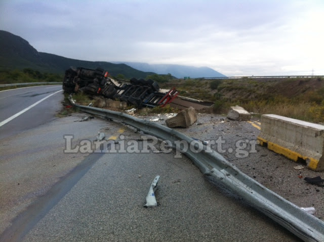 Δεν έχουν τέλος τα τροχαία με τις νταλίκες στους παράδρομους της εθνικής οδού στη Φθιώτιδα [photos] - Φωτογραφία 5