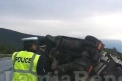 Δεν έχουν τέλος τα τροχαία με τις νταλίκες στους παράδρομους της εθνικής οδού στη Φθιώτιδα [photos]