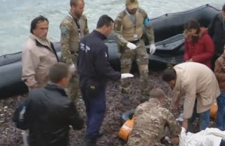 Συγκλονιστικό βίντεο! Πρόσφυγας παθαίνει καρδιακό επεισόδιο μόλις φτάνει στη Λέσβο... [video] - Φωτογραφία 1