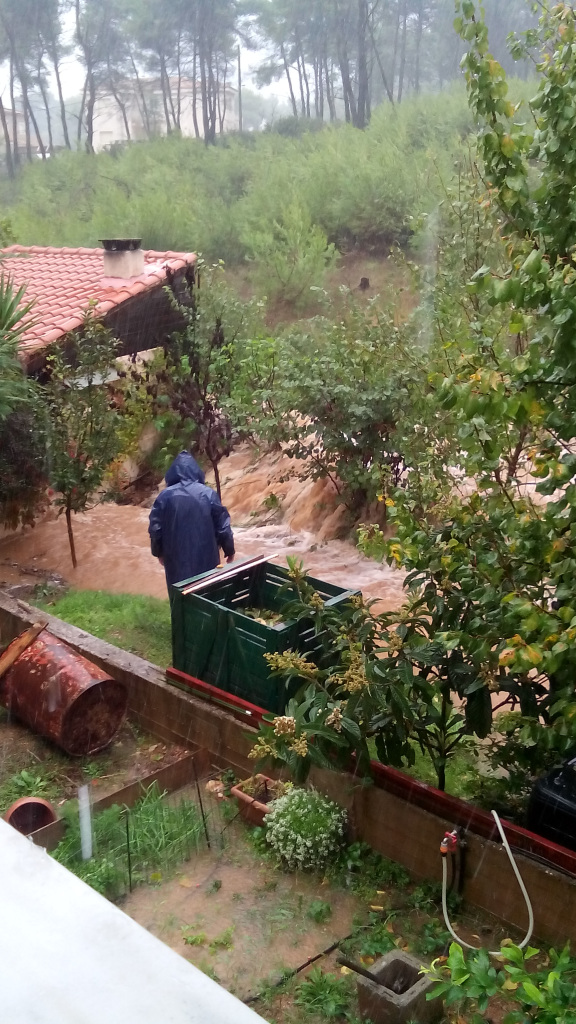 ΑΥΤΕΣ είναι οι συνέπειες μίας ημιτελούς κατασκευής αγωγού που οδηγεί τα όμβρια πάνω στα... σπίτια [photos] - Φωτογραφία 3