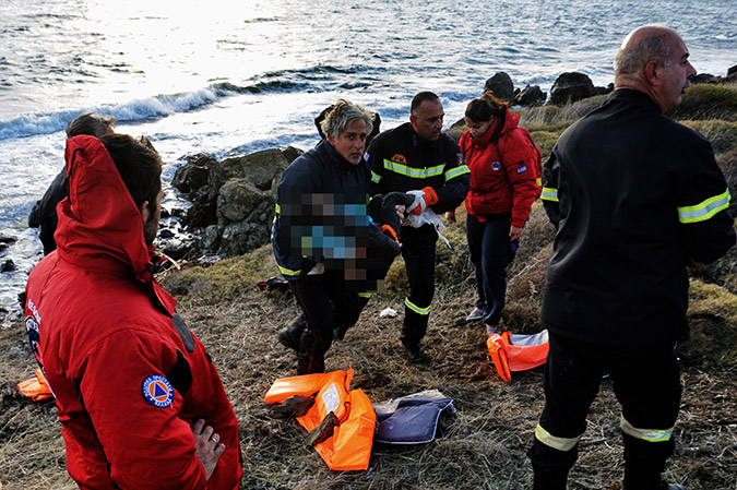 Συγκλονιστικές φωτογραφίες από το προσφυγόπουλο στην Μυτιλήνη - Φωτογραφία 2