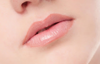 ΣΟΚΑΡΙΣΤΙΚΟ: Δείτε την γυναίκα με τα μεγαλύτερα χείλη του διαδικτύου [photos] - Φωτογραφία 1