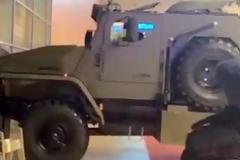 Και κάπως έτσι βγαίνει το όνομα... Γυναίκα προσπάθησε να οδηγήσει τεθωρακισμένο όχημα - Το αποτέλεσμα; Δείτε με τα μάτια σας [photo+video]