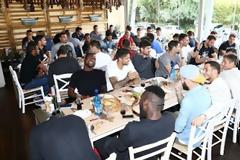 ΟΙΚΟΓΕΝΕΙΑΚΟ ΓΕΥΜΑ ΓΙΑ ΤΟΝ ΘΡΥΛΟ (VIDEO & PHOTOS)