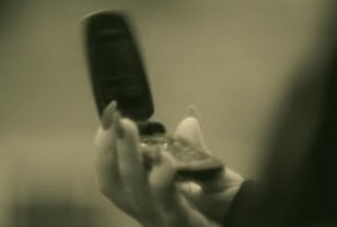 Αποκαλύφθηκε ο λόγος που η Αντέλ στο «Hello» κρατά κινητό ...μπακατέλα - Φωτογραφία 1