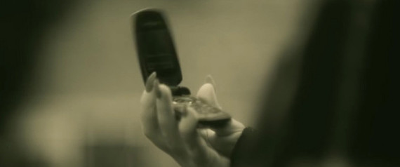 Αποκαλύφθηκε ο λόγος που η Αντέλ στο «Hello» κρατά κινητό ...μπακατέλα - Φωτογραφία 2