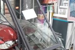 ΑΠΙΣΤΕΥΤΟ: Αυτοκίνητο εισέβαλε σε χρωματοπωλείο των Χανίων [photos]