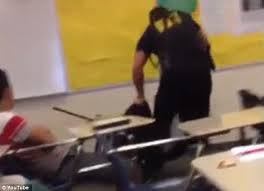 ΝΤΡΟΠΗ: Αστυνομικός συλλαμβάνει μαθήτρια μέσα στην τάξη με βίαιο τρόπο [video] - Φωτογραφία 1