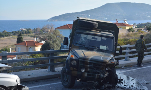 Παραλίγο τραγωδία σε τροχαίο με φαντάρους σήμερα στη Σάμο! (Φωτό) - Φωτογραφία 2