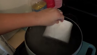 Ρίχνει το χαρτί υγείας μέσα σε μια κατσαρόλα με καυτό νερό. Μόλις δείτε γιατί το κάνει; ΠΑΝΕΞΥΠΝΟ! [video] - Φωτογραφία 1