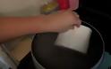 Ρίχνει το χαρτί υγείας μέσα σε μια κατσαρόλα με καυτό νερό. Μόλις δείτε γιατί το κάνει; ΠΑΝΕΞΥΠΝΟ! [video]
