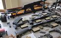 Απίστευτο:Η αστυνομία βρήκε στο σπίτι του 10.000 όπλα