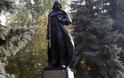 Άγαλμα του Darth Vader εκεί που ήταν το άγαλμα του Λένιν