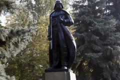 Άγαλμα του Darth Vader εκεί που ήταν το άγαλμα του Λένιν