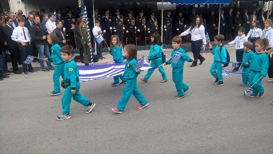 Σε Εξέλιξη Η Παρέλαση Στη Λάρισα - ΦΩΤΟ - Φωτογραφία 2