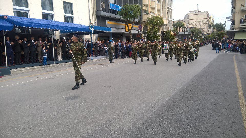 Σε Εξέλιξη Η Παρέλαση Στη Λάρισα - ΦΩΤΟ - Φωτογραφία 3