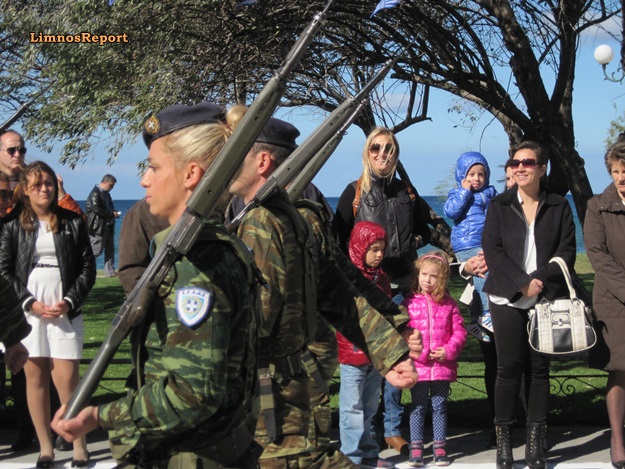 Είχε κέφια ο Θεός! Η Στρατιωτίνα στην παρέλαση της Λήμνου, που έκοψε «ανάσες»... [photos] - Φωτογραφία 11