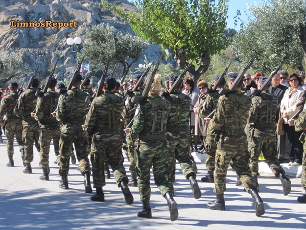 Είχε κέφια ο Θεός! Η Στρατιωτίνα στην παρέλαση της Λήμνου, που έκοψε «ανάσες»... [photos] - Φωτογραφία 12